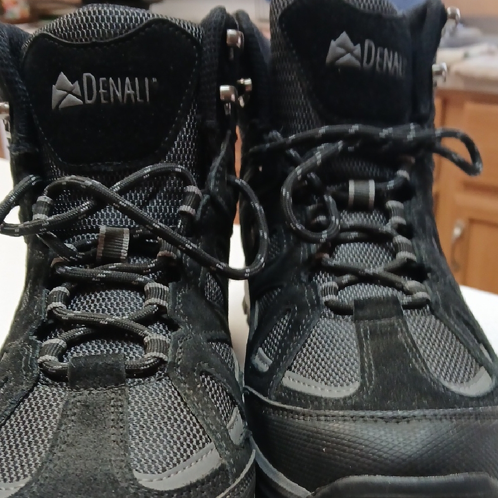 DENALI Black High-Top Athletic Shoes with Ankle Support and Breathable Mesh